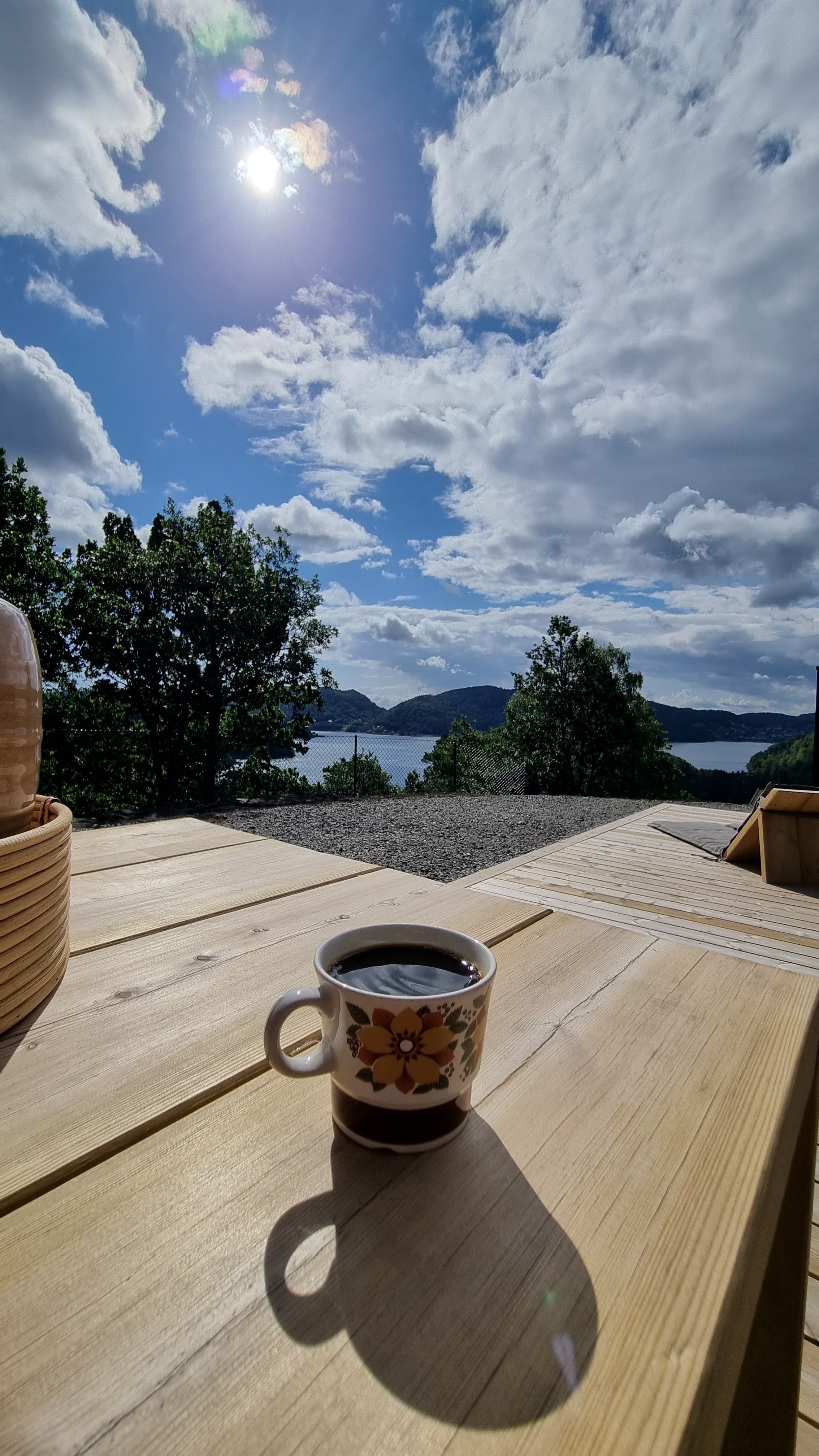 Utsikt fra terrassen mot sjøen i Gitlevåg