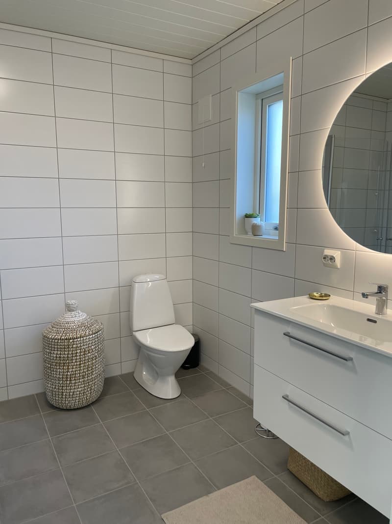 Romslig bad med dusj, vaskemaskin og tørketrommel