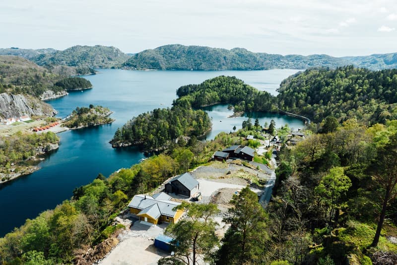 Flyfoto av Langbakken hytte og omgivelsene
