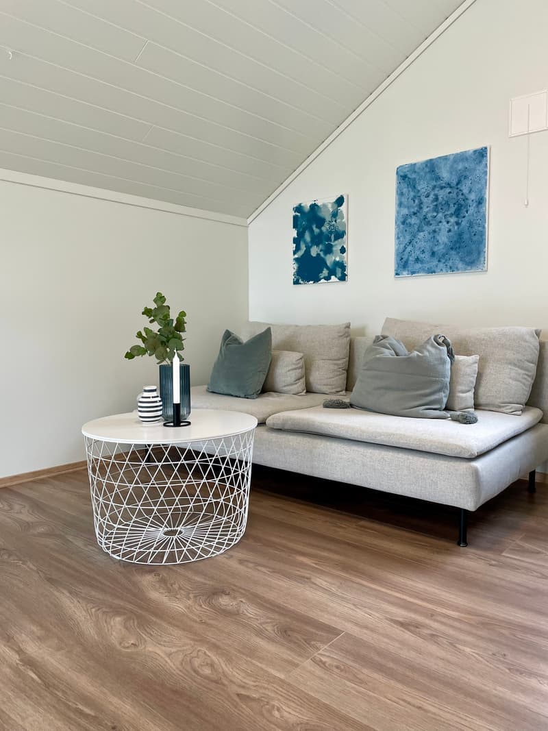 Hems med sofa, panoramavindu og arbeidsstasjon