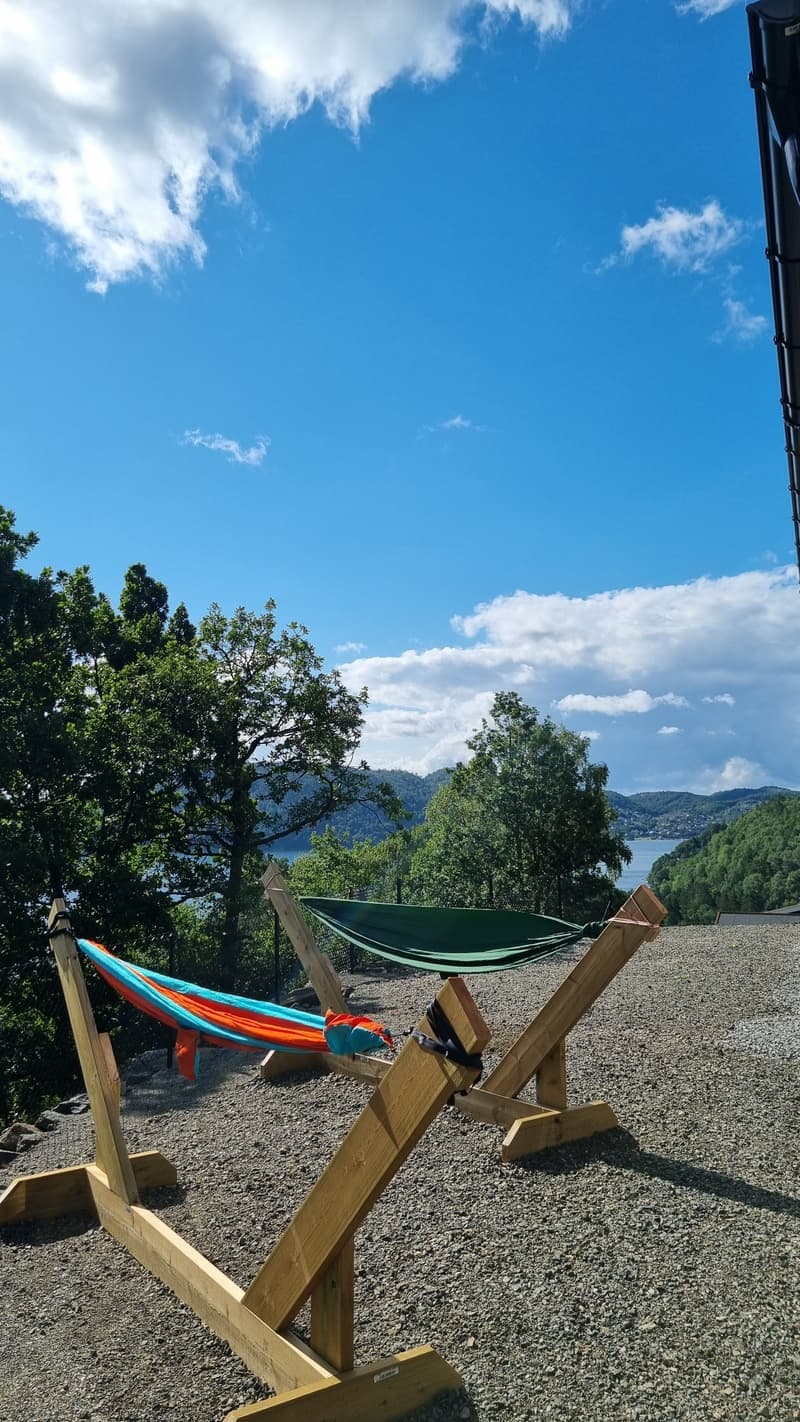 Hengekøyer i hagen ved hytten
