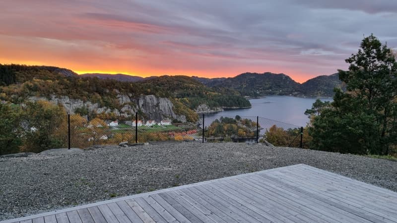 Soloppgang over sjøen ved Gitlevåg
