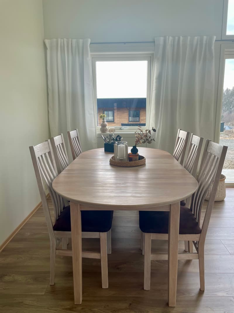Spisebord inne med plass til 8 personer