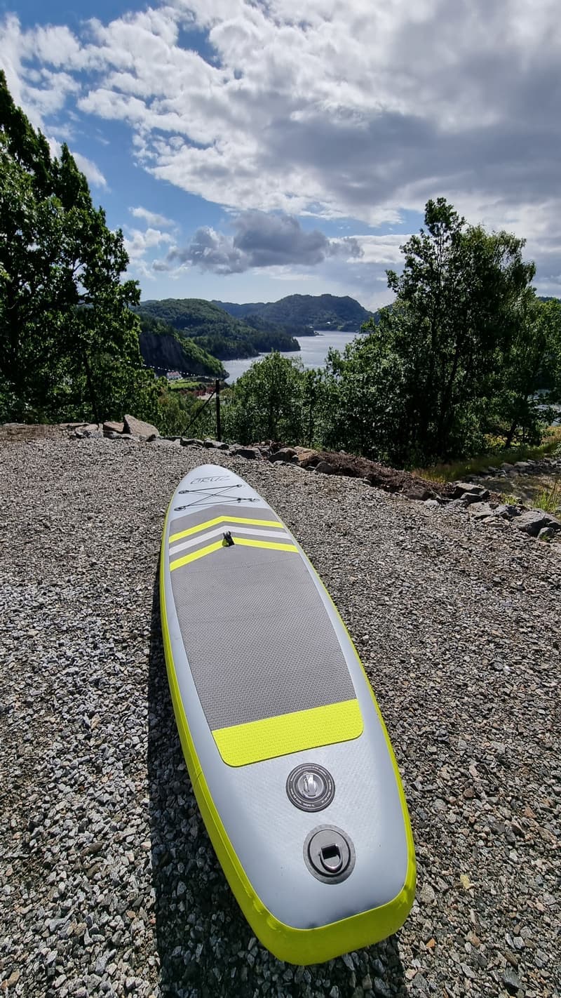 SUP-padling i rolig sjø like ved hytten