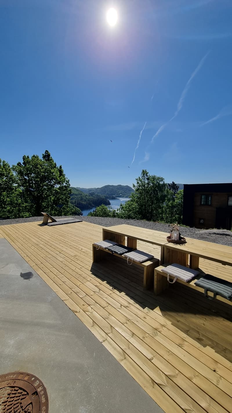 Utsikt fra terrassen mot sjøen i Gitlevåg